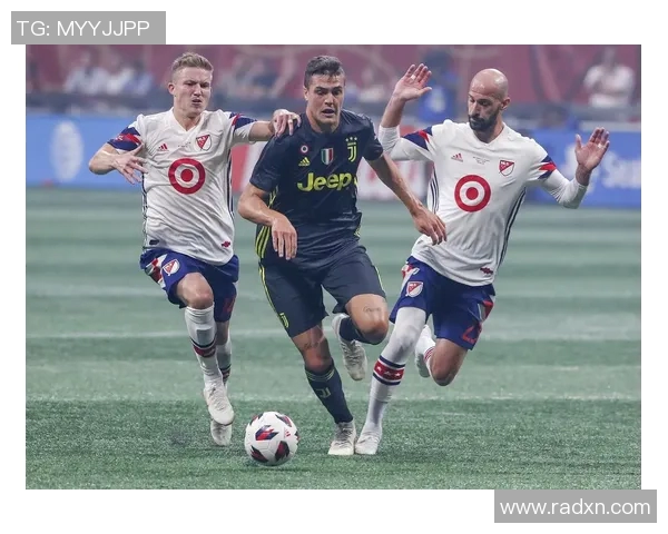 足球明星怒砸手机事件真相揭秘图片曝光引发热议